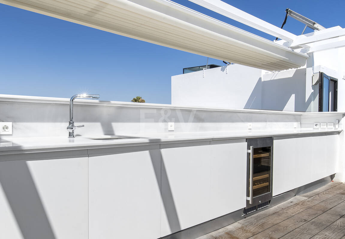 Samtida Frontline Beach Villa i Las Chapas Playa