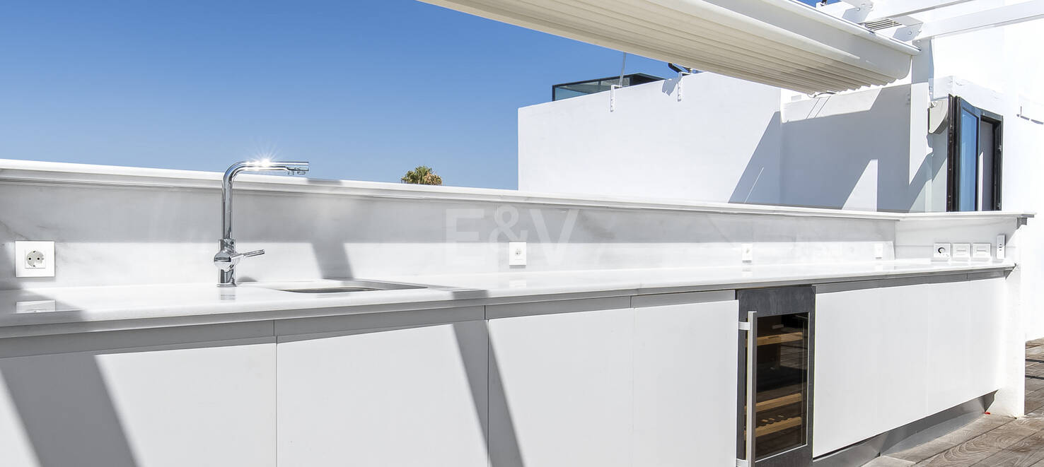 Samtida Frontline Beach Villa i Las Chapas Playa