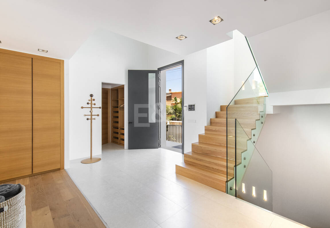 Samtida Frontline Beach Villa i Las Chapas Playa