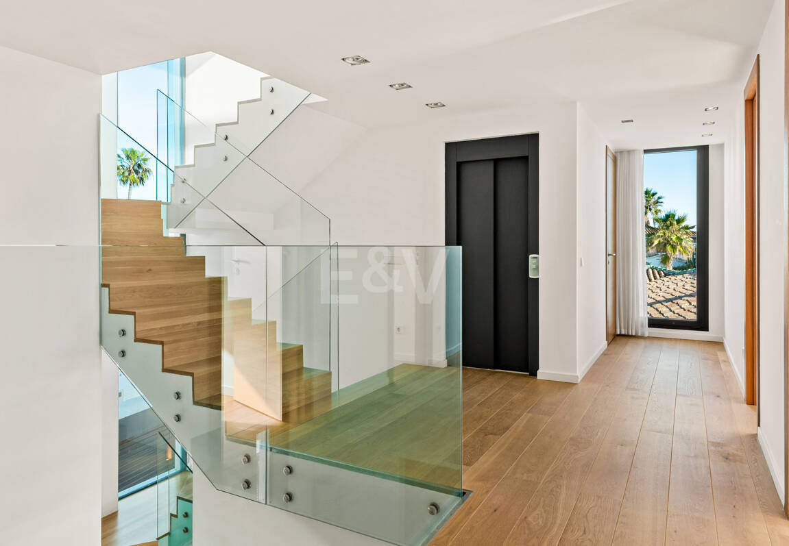 Samtida Frontline Beach Villa i Las Chapas Playa