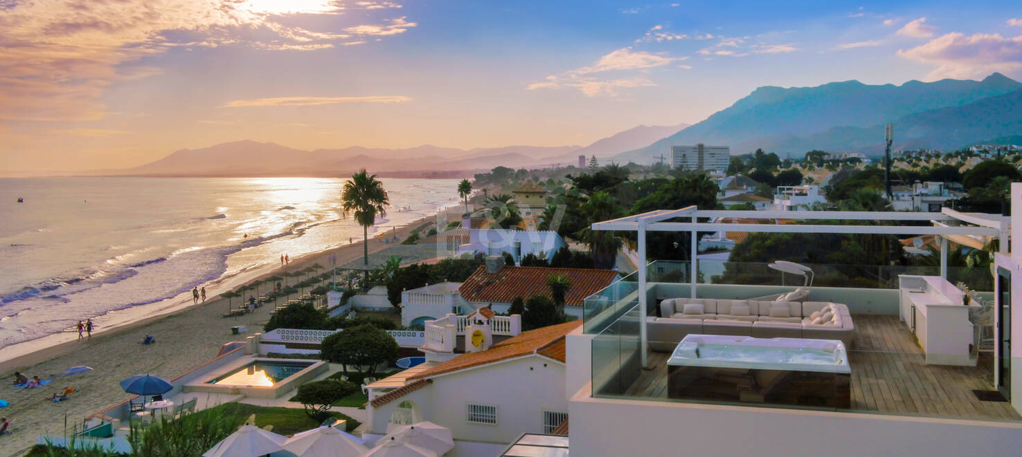 Samtida Frontline Beach Villa i Las Chapas Playa
