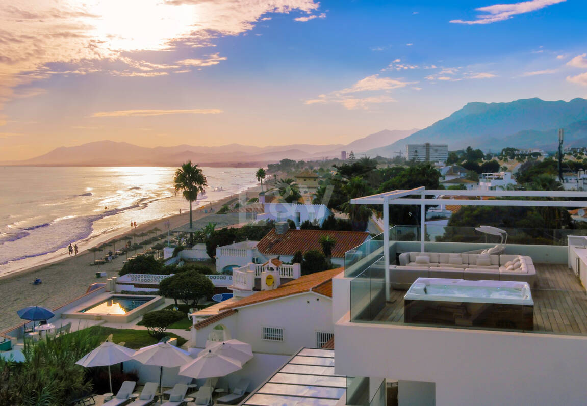 Samtida Frontline Beach Villa i Las Chapas Playa