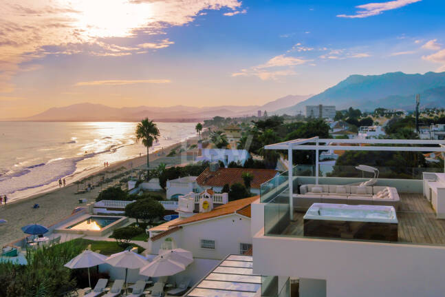 Samtida Frontline Beach Villa i Las Chapas Playa