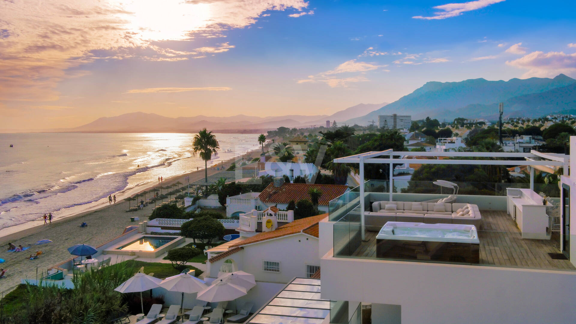 Samtida Frontline Beach Villa i Las Chapas Playa