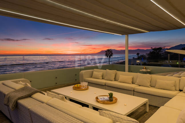 Samtida Frontline Beach Villa i Las Chapas Playa