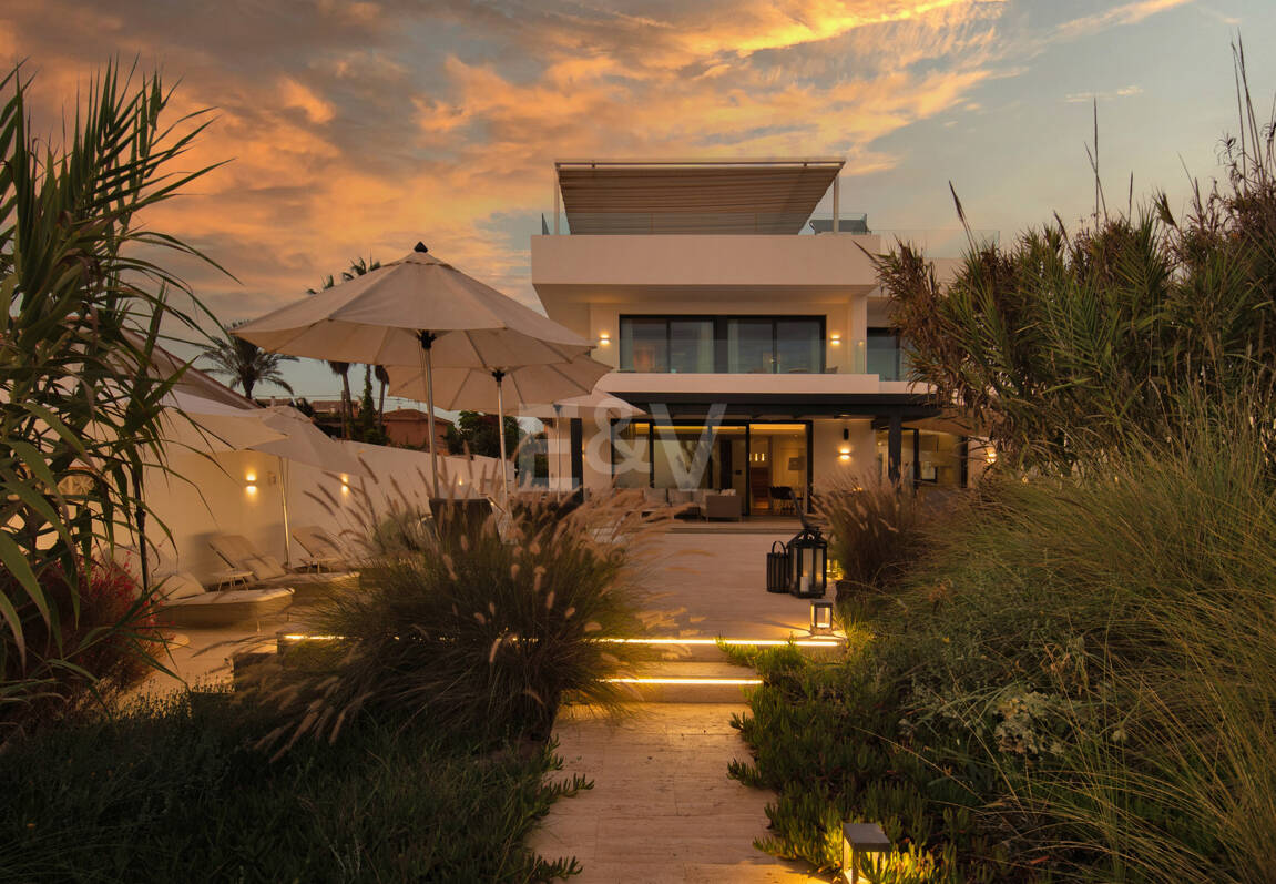 Samtida Frontline Beach Villa i Las Chapas Playa