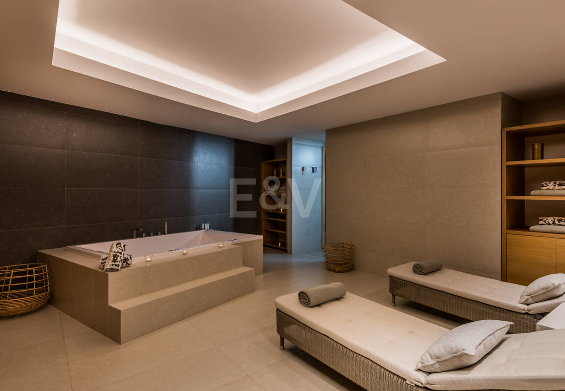 Samtida Frontline Beach Villa i Las Chapas Playa