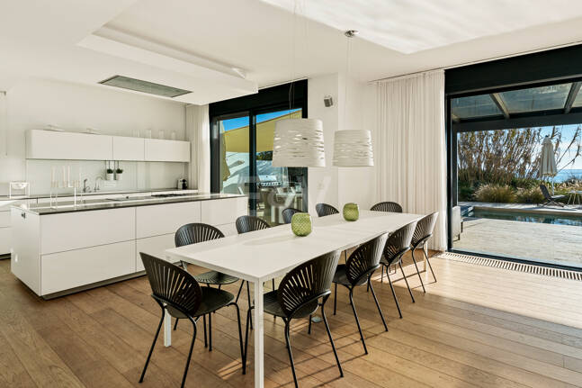 Samtida Frontline Beach Villa i Las Chapas Playa