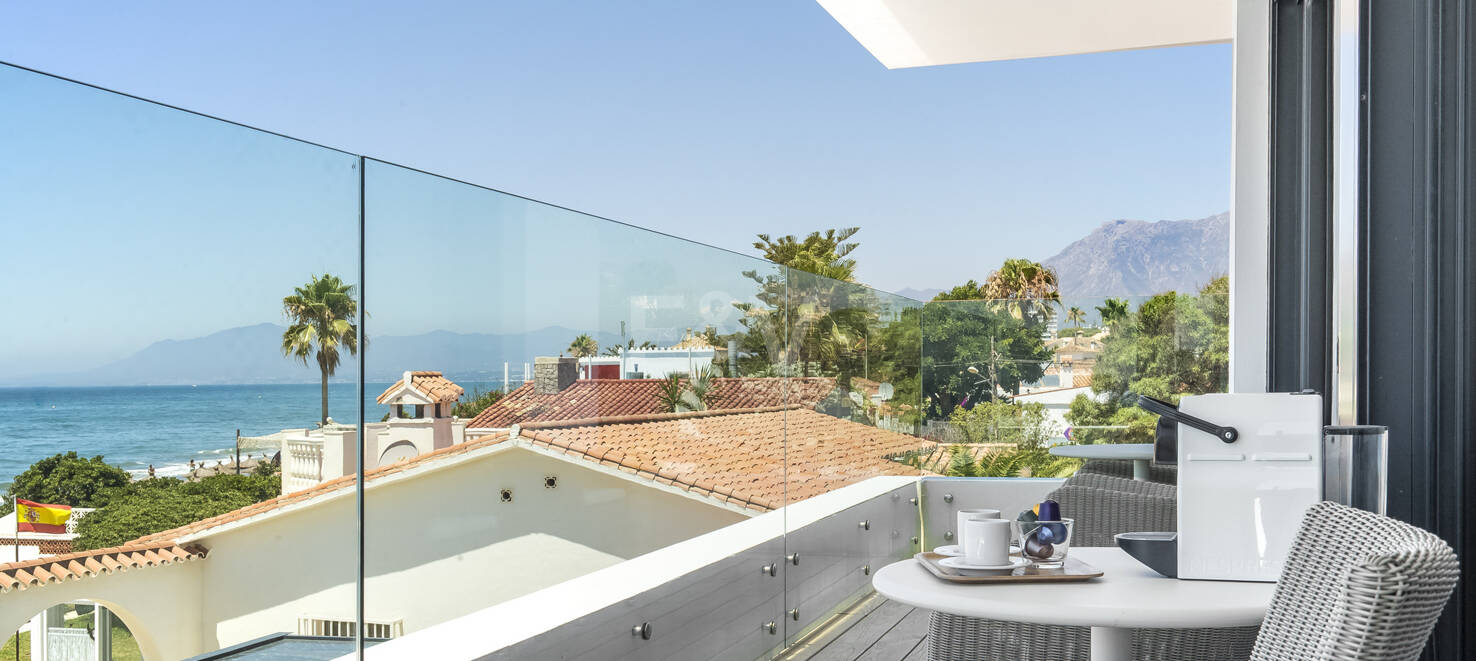 Samtida Frontline Beach Villa i Las Chapas Playa