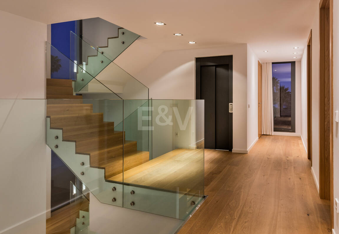 Samtida Frontline Beach Villa i Las Chapas Playa