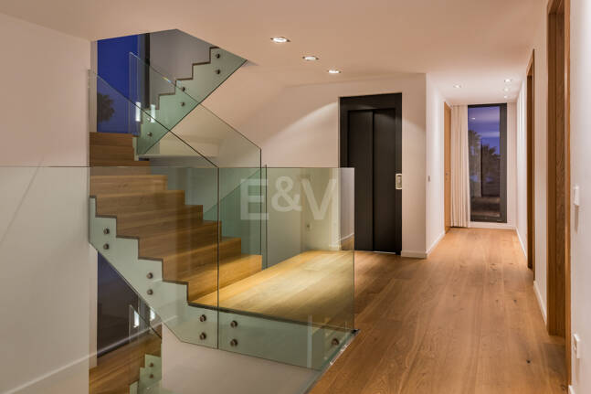 Samtida Frontline Beach Villa i Las Chapas Playa