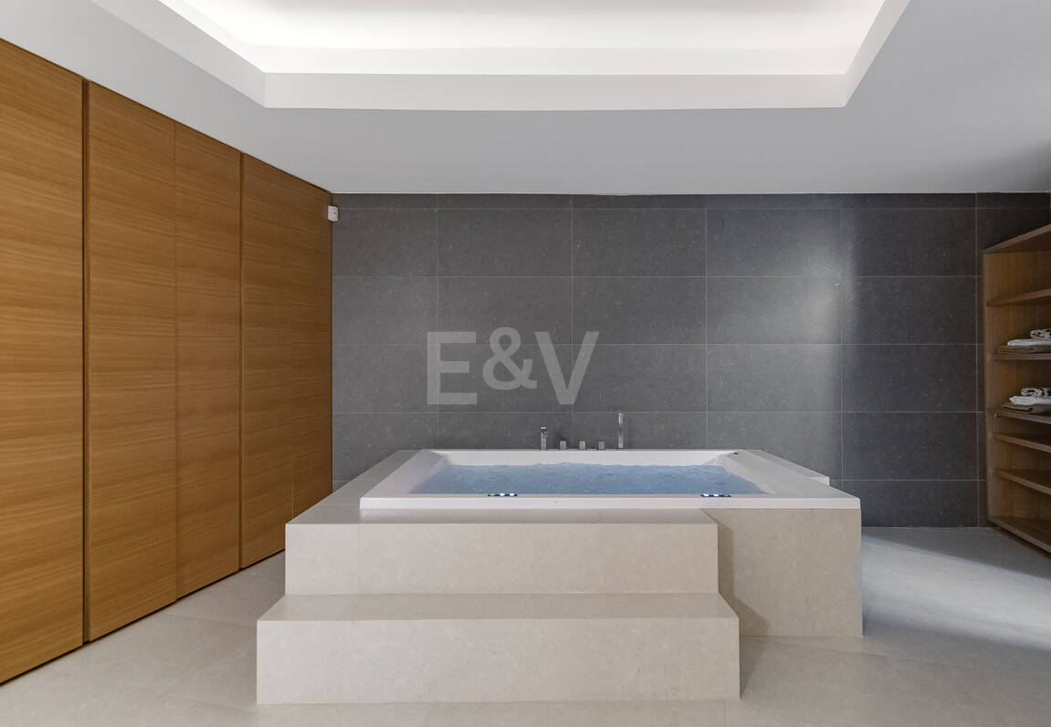 Samtida Frontline Beach Villa i Las Chapas Playa