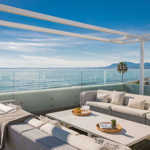 Samtida Frontline Beach Villa i Las Chapas Playa