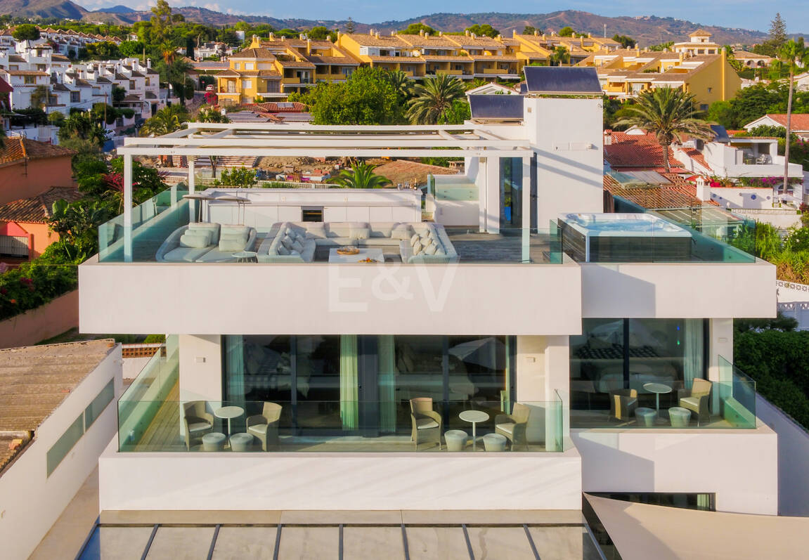 Samtida Frontline Beach Villa i Las Chapas Playa