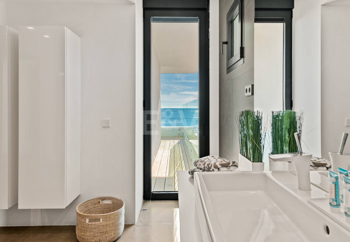 Samtida Frontline Beach Villa i Las Chapas Playa