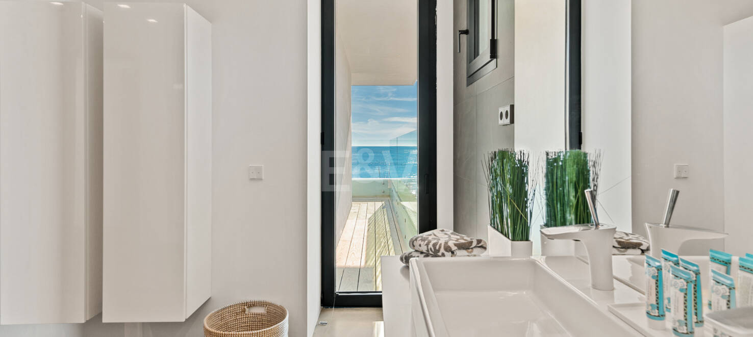 Samtida Frontline Beach Villa i Las Chapas Playa