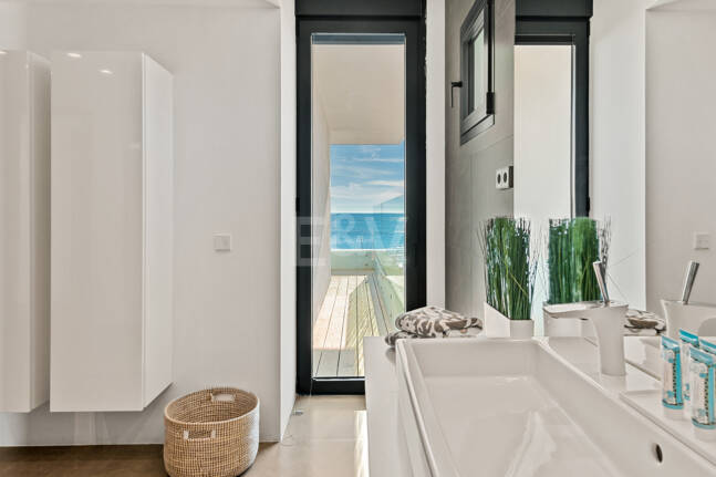 Samtida Frontline Beach Villa i Las Chapas Playa