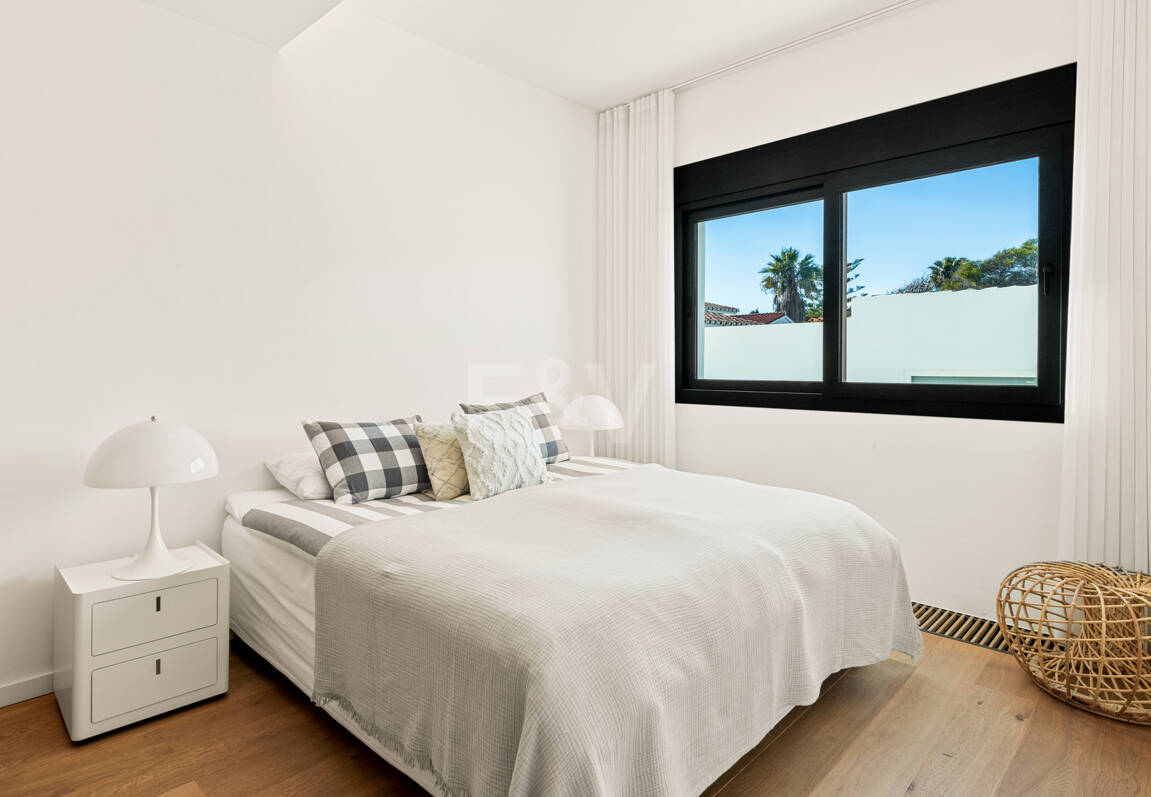 Samtida Frontline Beach Villa i Las Chapas Playa