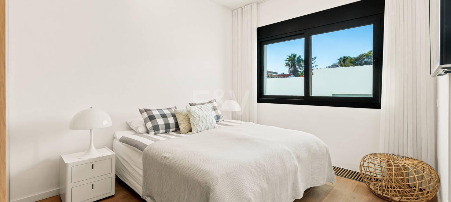 Samtida Frontline Beach Villa i Las Chapas Playa