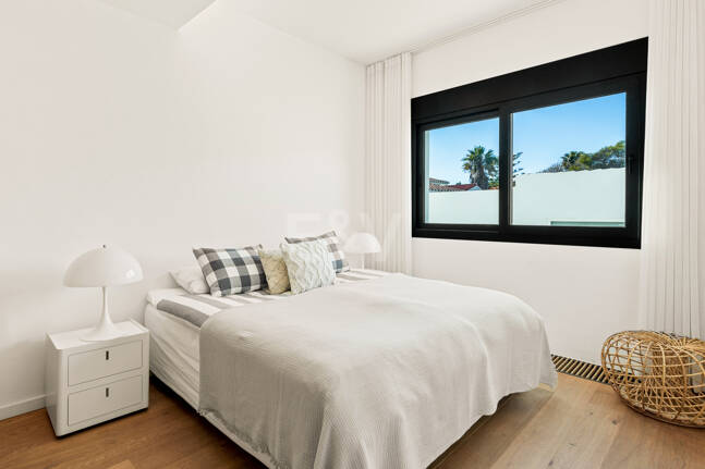 Samtida Frontline Beach Villa i Las Chapas Playa