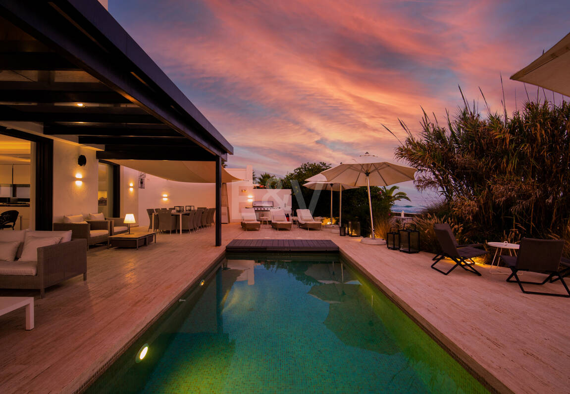 Samtida Frontline Beach Villa i Las Chapas Playa