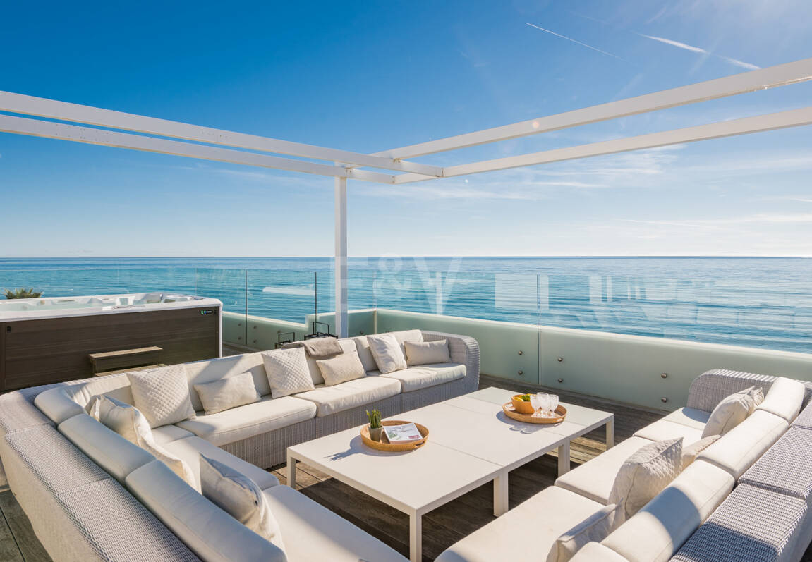 Samtida Frontline Beach Villa i Las Chapas Playa