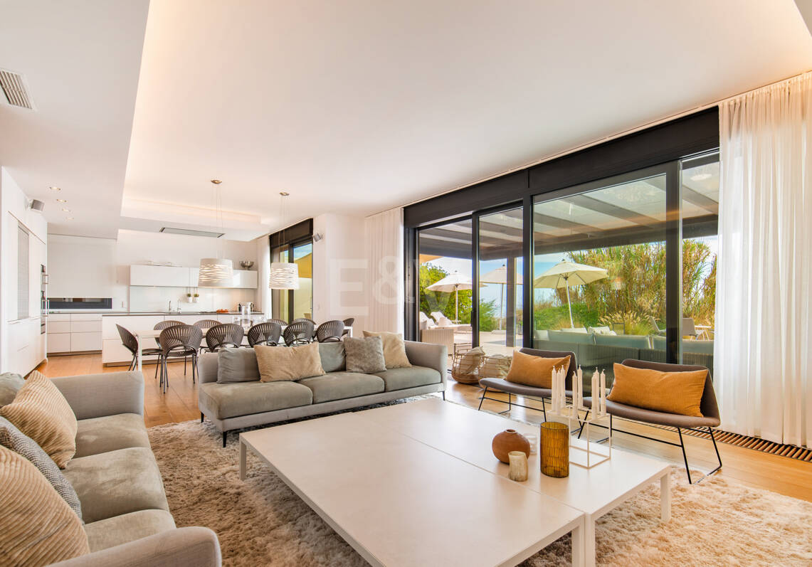 Contemporary Frontline Beach Villa in Las Chapas Playa