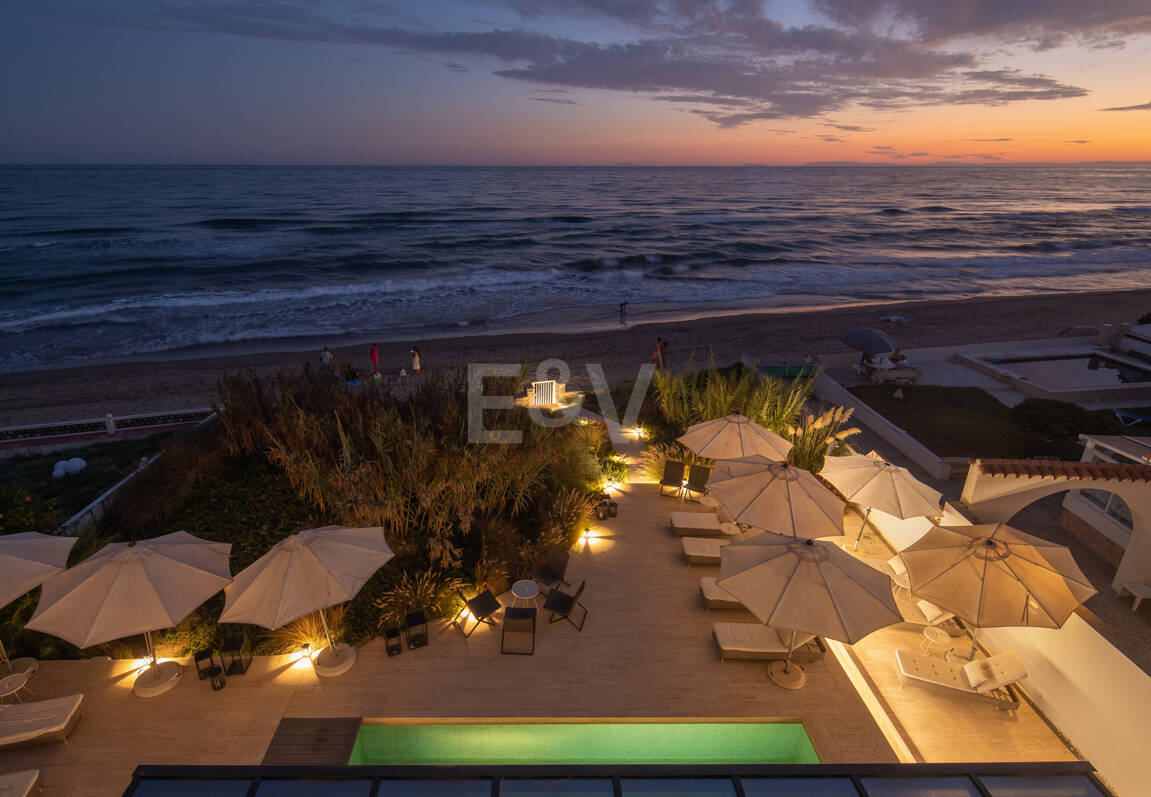 Samtida Frontline Beach Villa i Las Chapas Playa