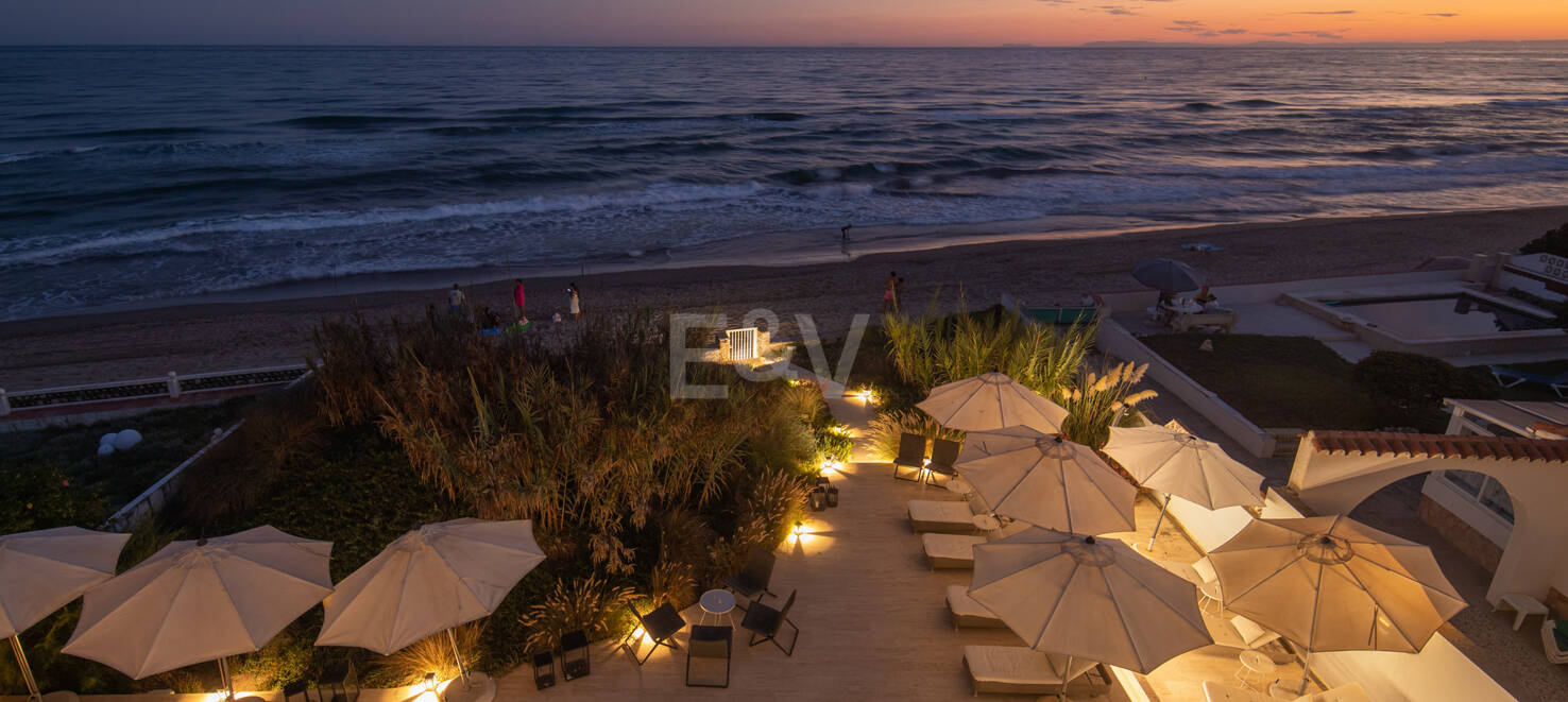 Samtida Frontline Beach Villa i Las Chapas Playa