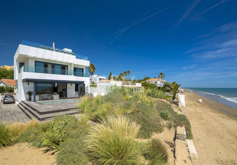 Samtida Frontline Beach Villa i Las Chapas Playa