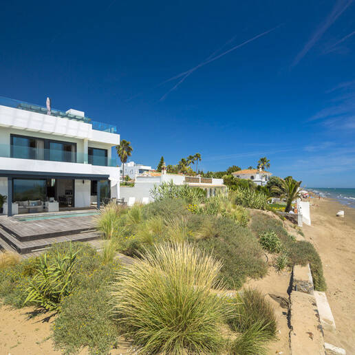 Samtida Frontline Beach Villa i Las Chapas Playa