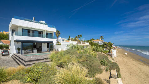 Samtida Frontline Beach Villa i Las Chapas Playa