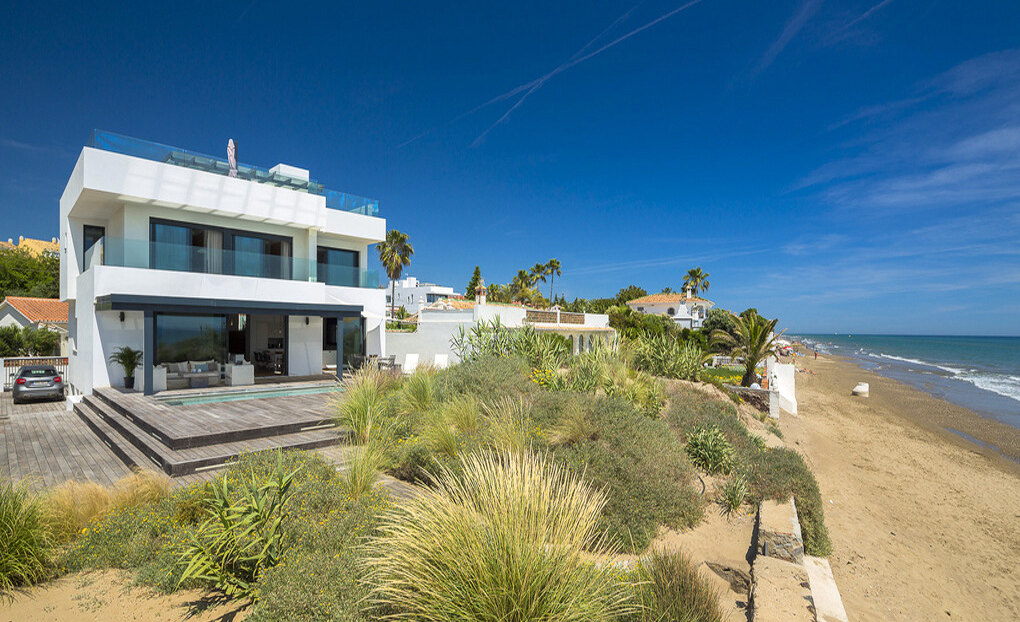 Contemporary Frontline Beach Villa w Las Chapas Playa