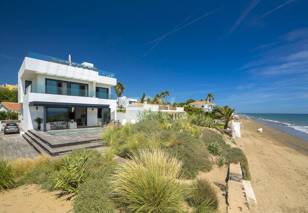 Samtida Frontline Beach Villa i Las Chapas Playa