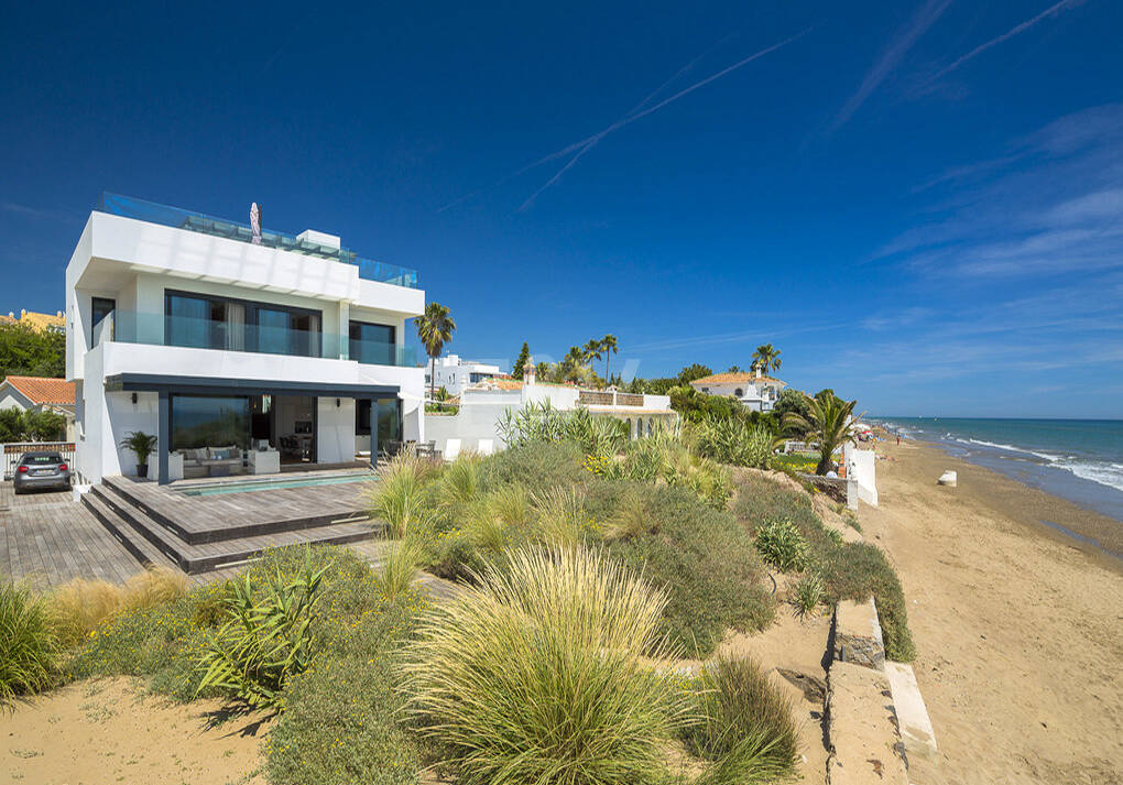 Contemporary Frontline Beach Villa in Las Chapas Playa