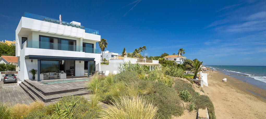 Samtida Frontline Beach Villa i Las Chapas Playa