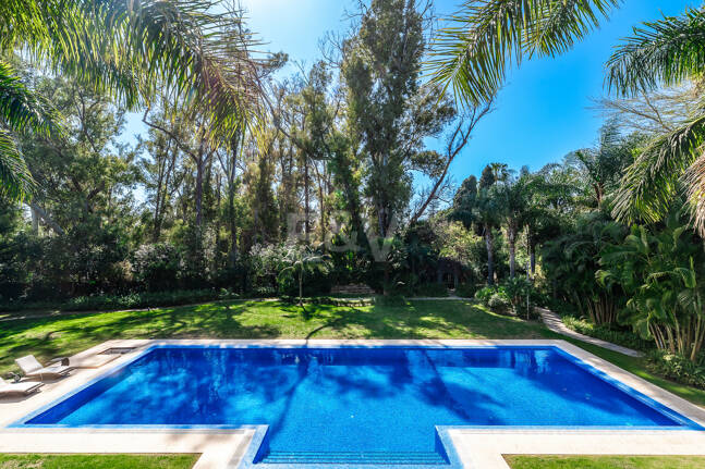 Erstlinie Guadalmina Strandseite Strandvilla in einem der renommiertesten Gebiete von Marbella