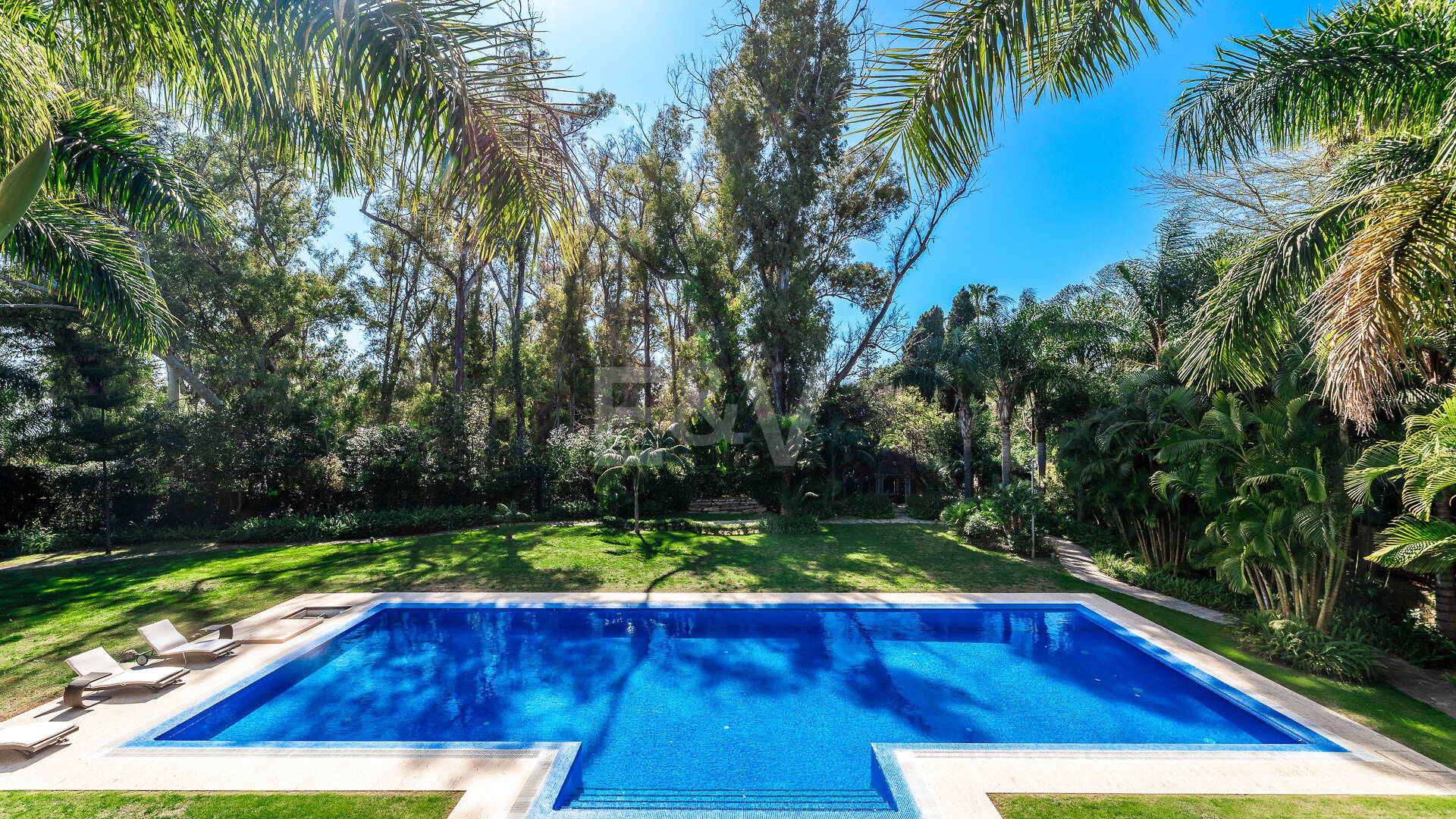 Erstlinie Guadalmina Strandseite Strandvilla in einem der renommiertesten Gebiete von Marbella