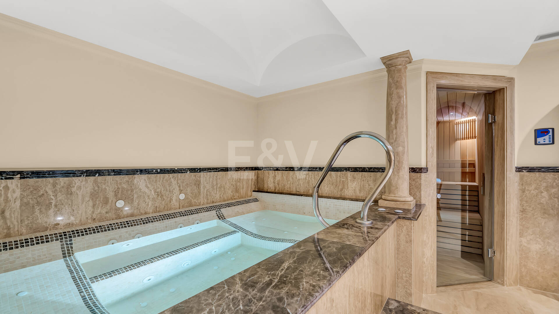 Primera línea Guadalmina Baja villa de playa en una de las áreas más prestigiosas de Marbella