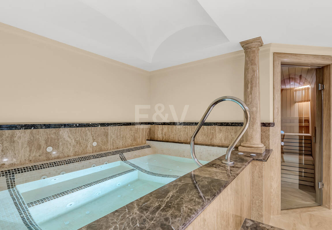 Erstlinie Guadalmina Strandseite Strandvilla in einem der renommiertesten Gebiete von Marbella