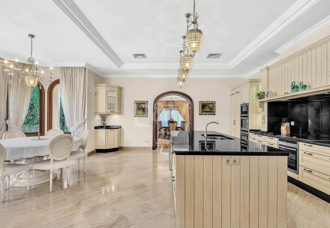 Erstlinie Guadalmina Strandseite Strandvilla in einem der renommiertesten Gebiete von Marbella