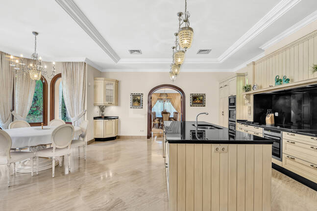 Erstlinie Guadalmina Strandseite Strandvilla in einem der renommiertesten Gebiete von Marbella