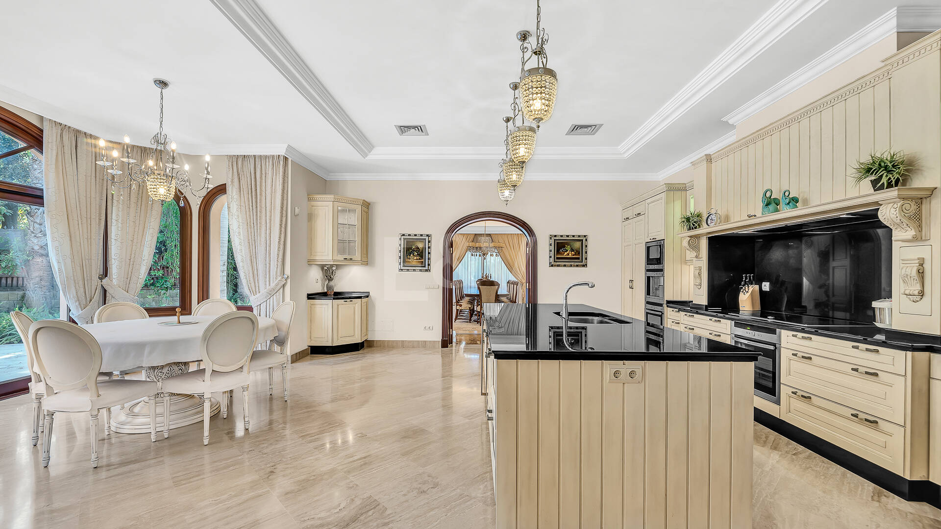 Erstlinie Guadalmina Strandseite Strandvilla in einem der renommiertesten Gebiete von Marbella