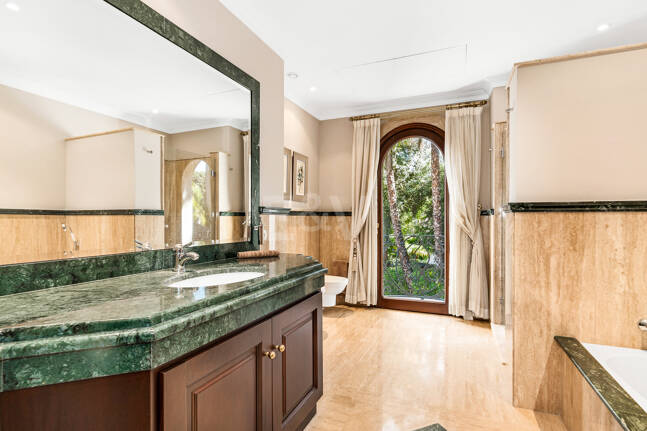 Erstlinie Guadalmina Strandseite Strandvilla in einem der renommiertesten Gebiete von Marbella