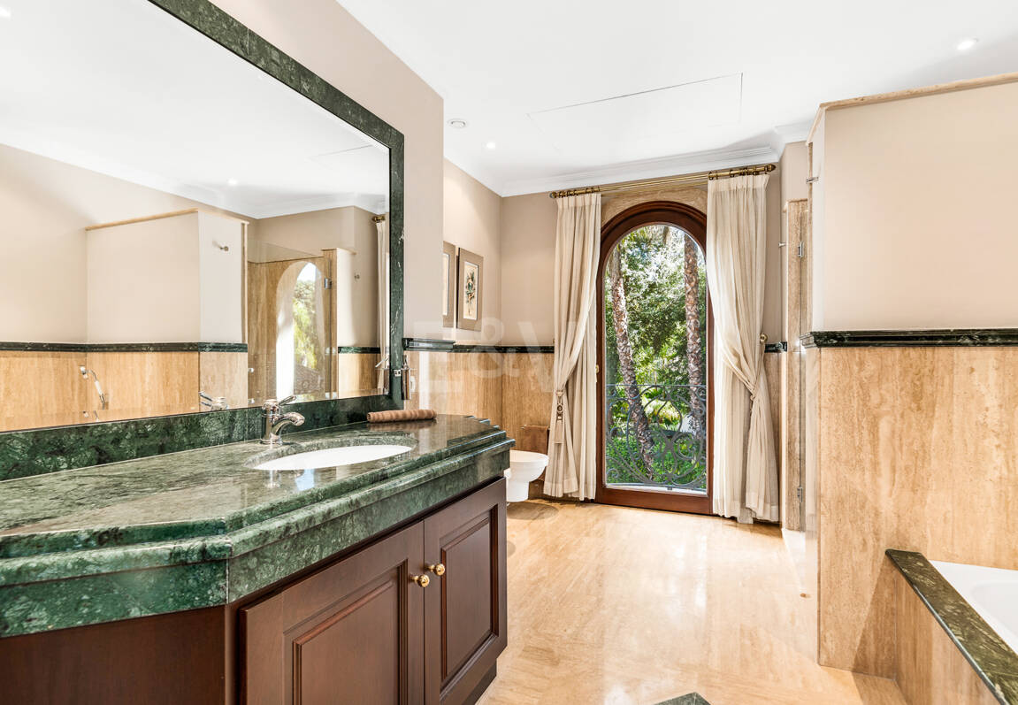 Erstlinie Guadalmina Strandseite Strandvilla in einem der renommiertesten Gebiete von Marbella