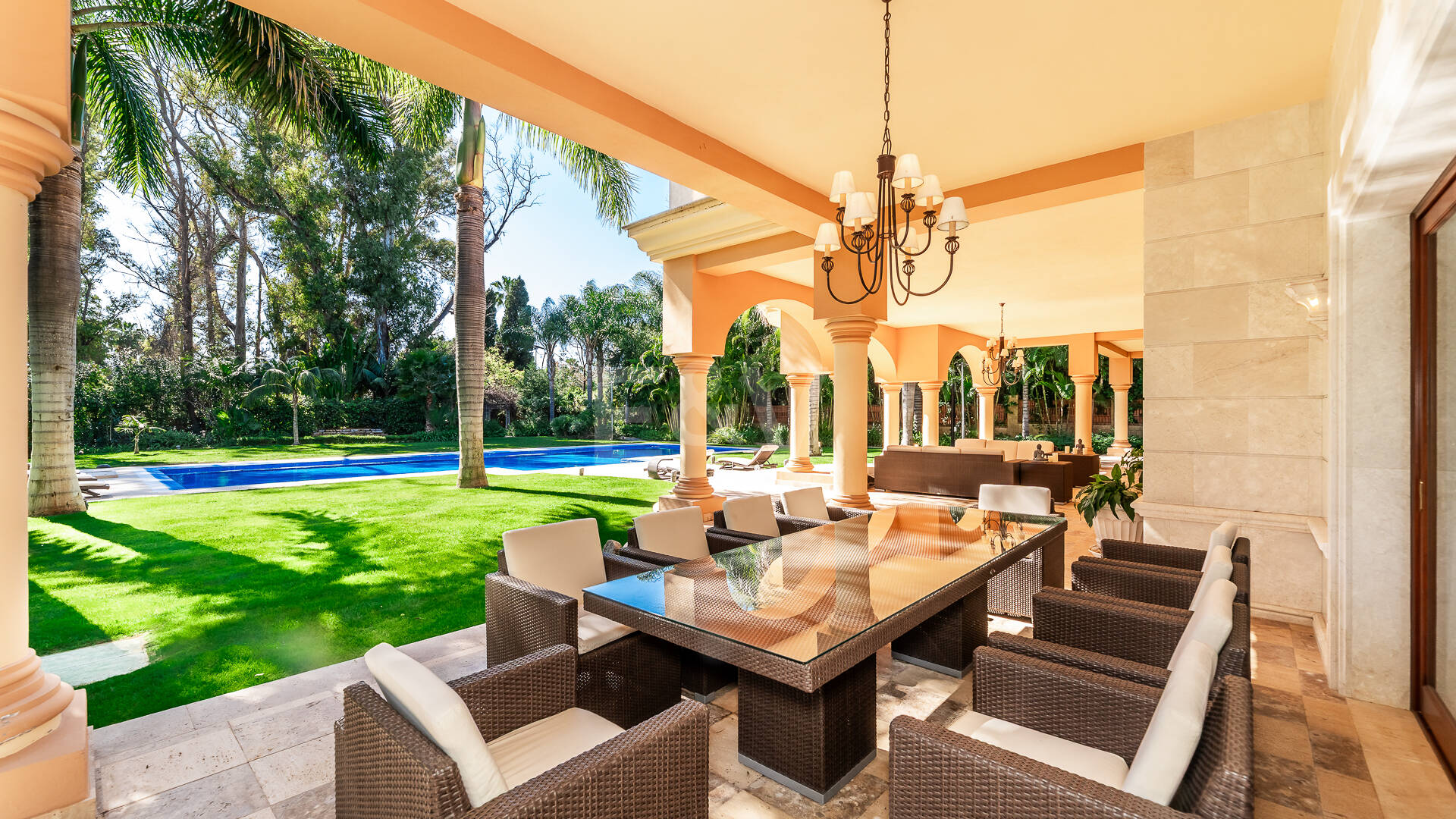 Primera línea Guadalmina Baja villa de playa en una de las áreas más prestigiosas de Marbella