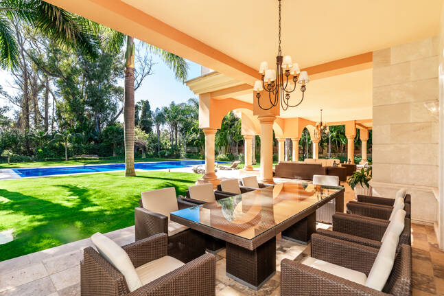 Erstlinie Guadalmina Strandseite Strandvilla in einem der renommiertesten Gebiete von Marbella