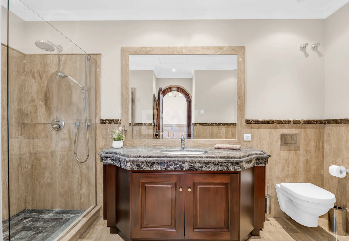 Erstlinie Guadalmina Strandseite Strandvilla in einem der renommiertesten Gebiete von Marbella