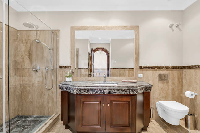 Erstlinie Guadalmina Strandseite Strandvilla in einem der renommiertesten Gebiete von Marbella