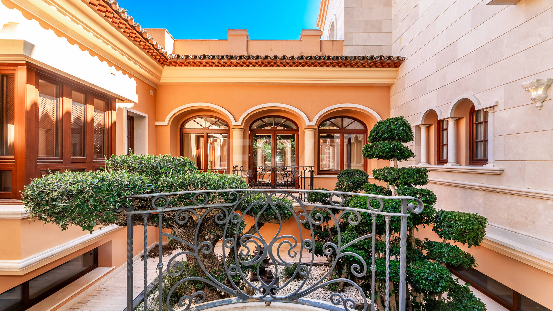 Primera línea Guadalmina Baja villa de playa en una de las áreas más prestigiosas de Marbella